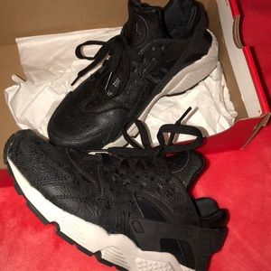 Nike Air Huarache Black with vintage design